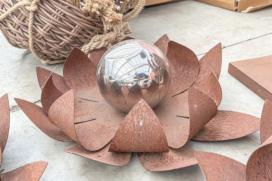 Edelrost Seerose mit Glaskugel